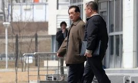 Ông Kim Chang-son (bên trái), trưởng ban lễ tân của nhà lãnh đạo Triều Tiên Kim Jong-un, đi bộ ra xe của mình tại Đại học Liên bang Viễn Đông ở Vladivostok, Nga vào ngày 21/4. Ảnh: Yonhap