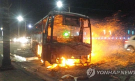 Xe buýt bị bốc cháy trong trận hỏa hoạn khủng khiếp ở Goseong, Hàn Quốc tối 4/4.