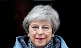 Thủ tướng Anh Theresa May nói: "Tôi đã chuẩn bị cho việc rời bỏ công việc của mình sớm hơn dự định để làm điều gì đúng cho đất nước của tôi và cho đảng của tôi".