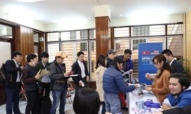 Đại diện các hãng thông tấn báo chí nước ngoài nô nức tới nhận thẻ tác nghiệp cho phóng viên của mình. Ảnh: Như Ý