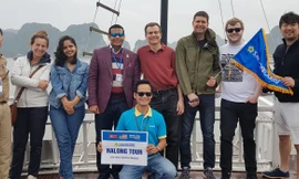 Các phóng viên quốc tế trên du thuyền tham quan vinh Hạ Long.