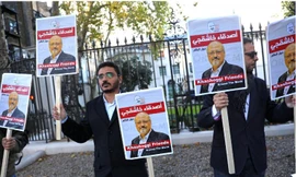 Những người ủng hộ ông Khashoggi cẩm ảnh của ông trướ cổng lãnh sự quán Ả rập Xê-út ở Istanbul, Thổ Nhĩ Kỳ để đòi công lý cho ông.