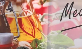 Đầu bếp nổi tiếng người Ý Piero Palmigiani (ngoài cùng bên trái) lần đầu tiên tới Việt Nam trổ tài các món ăn đặc trưng của người Ý. Ảnh; L.A