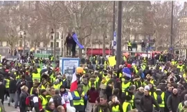 Hàng ngàn người biểu tình phe Áo vàng tuần hành tại trung tâm Paris ngày 12/1. Ảnh: Reuters