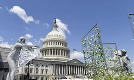 Một triển lãm sắp đặt được diễn ra trước cửa đồi Capitol ngày 7/5 miêu tả cảnh một người mẹ và con bị chia lìa nhau khi tới Mỹ, một dự thảo của ông Trump bị phản đối gay gắt tại Mỹ.