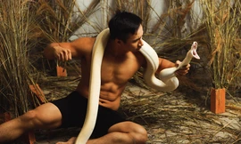 Lê Đại Việt tạo dáng chụp ảnh cùng mãng xà.