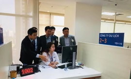 Bộ trưởng Tư pháp Hàn Quốc ( đứng giữa) tận mắt xem xét quá trình tiếp nhận đăng ký lịch hẹn xin cấp visa Hàn Quốc tại Trung tâm đăng ký visa Hàn Quốc tại Việt Nam. Ảnh: L.A