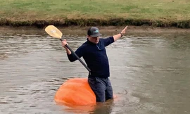 Đoạn video quay cảnh Justin ngồi chèo thuyền từ quả bí ngô đã gây sốt mạng.