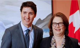 Bà Jane Philpott ( phải) và Thủ tướng Justin Trudeau trước khi từ chức. 