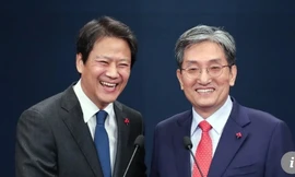 Chánh văn phòng Im Jong-seok ( bên trái) vừa bị sa thải và người kế nhiệm ông. Ảnh: Yonhap