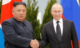 Ông Kim và ông Putin bắt tay nhau trước khi bước vào phiên họp " mặt đối mặt". Ảnh: Reuter.