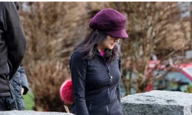 Bà Mạnh Vãn Châu xuất hiện bên ngoài ngôi nhà của mình tại Vancourver ngày 10/1. Ảnh: Bloomberg