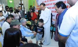 Phó Tổng thống Ấn Độ Venkaiah Naidu chứng kiến bé Tuấn Tú được lắp chân giả và đi lại bình thường. Ảnh: Như Ý