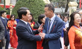 Ông Lý Thừa Vĩnh (bên phải) trò chuyện cùng ông Hầu A Lềnh, Phó Chủ tịch Trung ương Mặt trận Tổ quốc Việt Nam trong dịp đón bà con kiều bào về dự Xuân Quê hương 2019. Ảnh: Quang Vinh.