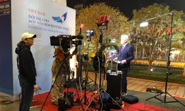Nhóm phóng viên Fox News đang thực hiện bản tin trực tiếp lúc 11 giờ ( tức 23 giờ Hà Nội). Ảnh: L.A