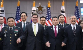 Bộ trưởng quốc phòng Mỹ Mark Esper ( thứ 2 từ trái sang) và Bộ trưởng quốc phòng Hàn Quốc trước cuộc họp tại Seoul, Hàn Quốc tuần trước.