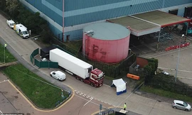 ​Chiếc xe tải container chở 39 xác chết đi qua cửa khẩu Zeebrugge của Bỉ. Ảnh: EPA 