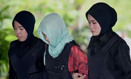 Đoàn Thị Hương mặc áo chống đạn, bị áp giải đến tòa án ở ngoại ô Kuala Lumpur sáng nay. Ảnh: AFP