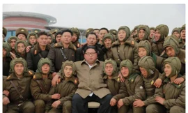 Ông Kim Jong-un trong vòng vây các phi công Triều Tiên.