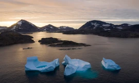 Những khối băng trên sông Greenland tan nhanh khi mặt trời lên.
