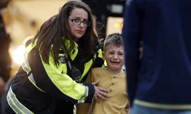 Cảnh sát đã có mặt kịp thời và sơ tán các em học sinh ra khỏi trường.