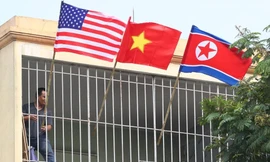 Phóng viên Yonhap tại Hà Nội đã chụp được bức ảnh một hộ dân sống gần khách sạn Marriot treo cờ ba nước Mỹ- Việt Nam- Triều Tiên để chào đón hội nghị thượng đỉnh Mỹ- Triều lần thứ 2.