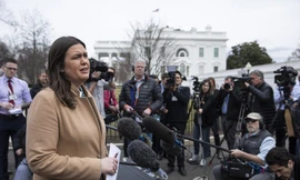 Thư ký Nhà Trắng Sarah Sanders trả lời báo chí bên ngoài Nhà Trắng ngày 25/3.