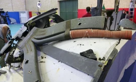 Mảnh vụn chiếc máy bay không người lái của Mỹ bị Iran bắn hạ được trưng bày tại Tehran ngày 21/6.