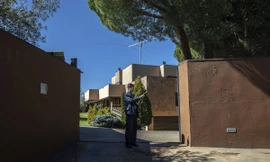 Bên ngoài đại sứ quán Triều Tiên tại Madrid, Tây Ban Nha, nơi một nhân viên đại sứ quán cấm phóng viên quay phim, chụp ảnh với lý do đây là khu vực ngoại giao. Ảnh: AP