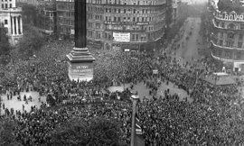 Hàng triệu người dân London đổ ra quảng trường Trafalgar ăn mừng chiến thắng vào ngày 8/5/1945.