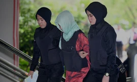 Đoàn Thị Hương được hai nữ cảnh sát áp giải ra tòa ngày 1/4. Ảnh: TT