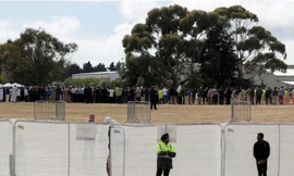 Thi thể hai nạn nhân của vụ xả súng ở New Zealand bắt đầu được tiến hành chôn cất.