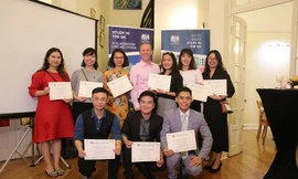 Đại sứ Anh Gareth Ward và các du học sinh vừa tốt nghiệp thạc sỹ tại Anh trở về. Ảnh: Thùy Liên