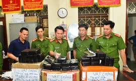 Đại tá Nguyễn Văn Viện, Cục trưởng C04 kiểm tra tang vật của vụ án