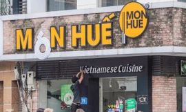Nhân viên đang tháo dỡ biển hiệu Món Huế - ảnh Duy Phạm