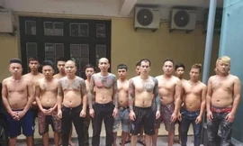 Phú Lê cùng đàn em tại cơ quan điều tra