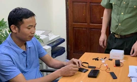 Đối tượng Toàn "thị phạm" cách lắp đặt thiết bị quay lén 