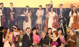 Chủ tịch nước cùng Phu nhân đón Xuân ấm áp cùng hàng nghìn kiều bào