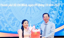 Chủ tịch TPHCM trao quyết định cán bộ