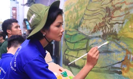 Ra quân Mùa hè xanh, Hoa hậu H'Hen Niê năng nổ đi vẽ tranh