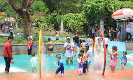 Hồ bơi ở TPHCM "tăng nhiệt" ngày cuối kỳ nghỉ lễ 30/4 và 1/5