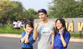 Nam chính 'Bộ tứ báo thủ' Quốc Anh cùng các bạn trẻ sôi nổi thi chạy bộ 