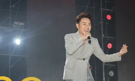 Trúc Nhân diện áo vest - quần cụt 'quẩy' tưng bừng cùng hàng ngàn sinh viên 