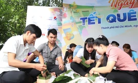 Thanh niên công nhân cùng gói bánh chưng ngày cuối năm