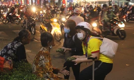 Chiến sĩ 'Xuân tình nguyện' tặng bánh chưng cho người nghèo dịp Tết đến xuân về