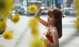 Thiếu nữ rạng rỡ khoe sắc ở phố ông Đồ ngày giáp Tết