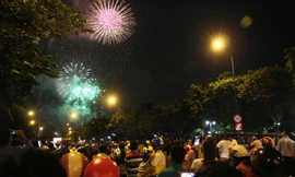 Pháo hoa rực sáng bầu trời TPHCM đêm 30/4