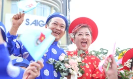 50 đôi công nhân ở TPHCM di chuyển bằng metro, buýt đường sông trong lễ cưới tập thể