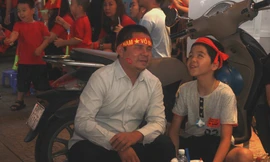 Xúc động hình ảnh hai cha con khiếm thị cổ vũ tuyển Việt Nam