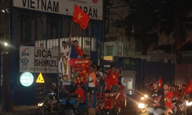 CĐV mang loa, micro... reo hò không ngớt sau chung kết lượt đi AFF Cup